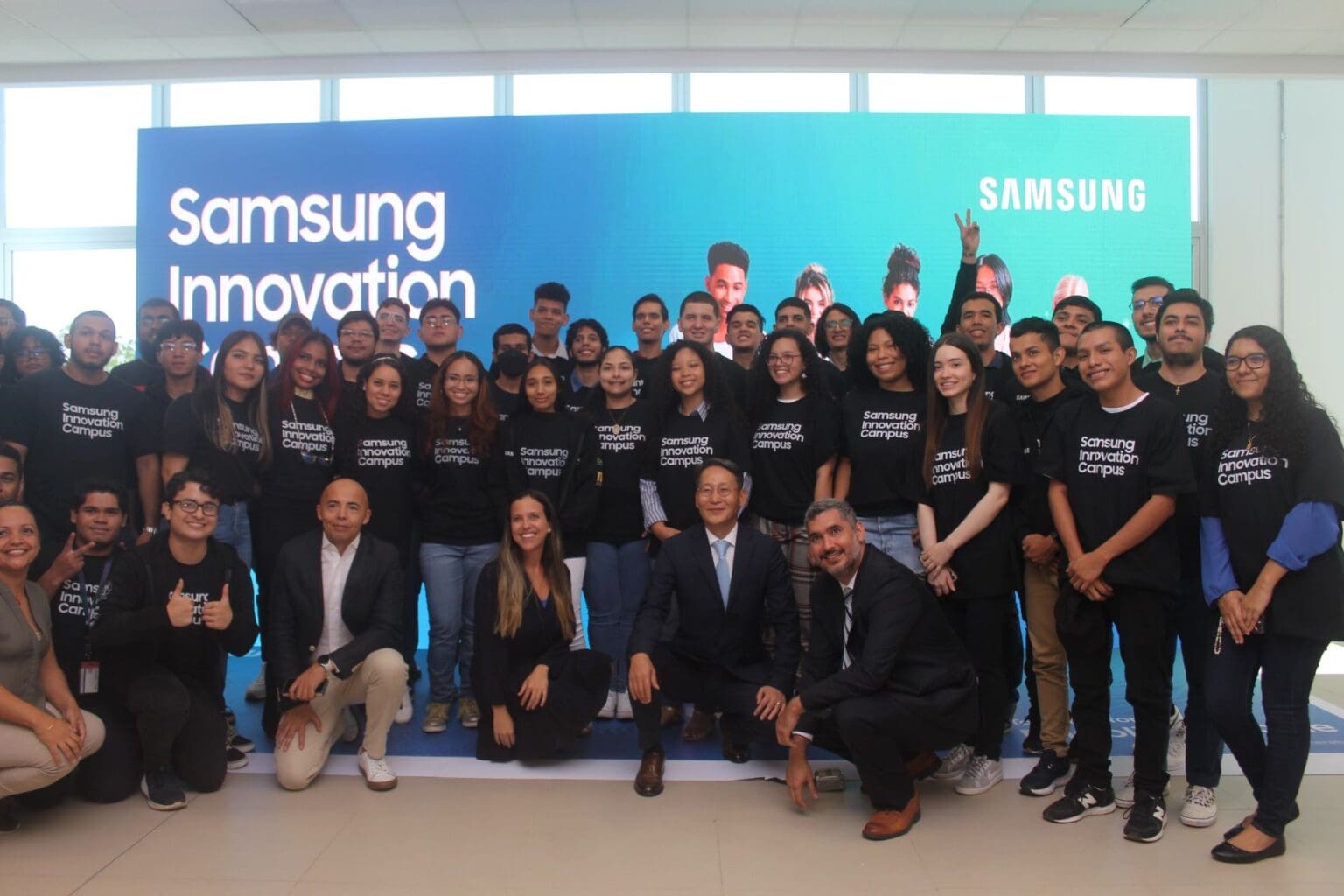 250 jóvenes panameños culminaron con éxito el Programa Samsung