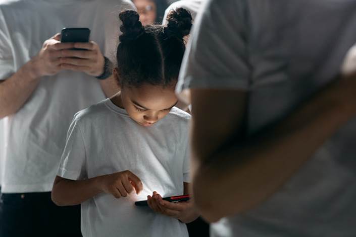 Al 58% de los papás latinos le cuesta cumplir las normas digitales que impone a sus hijos