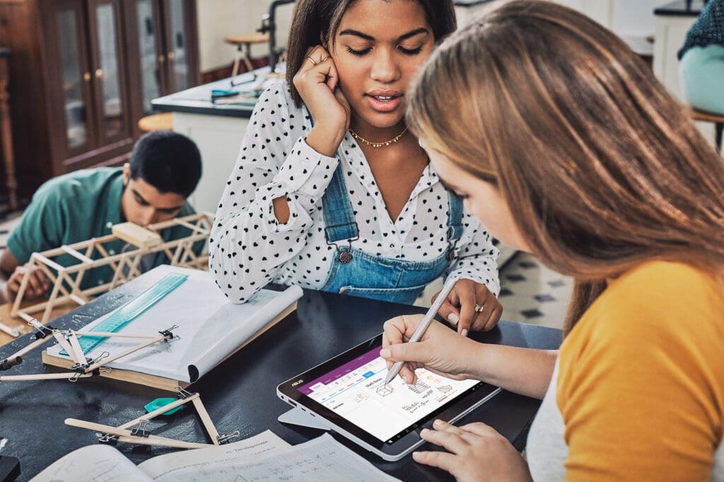 Microsoft empodera a niñas y adolescentes centroamericanas a desarrollar habilidades STEM en su 12º edición de ‘DigiGirlz’ - Vida Digital con Alex Neuman
