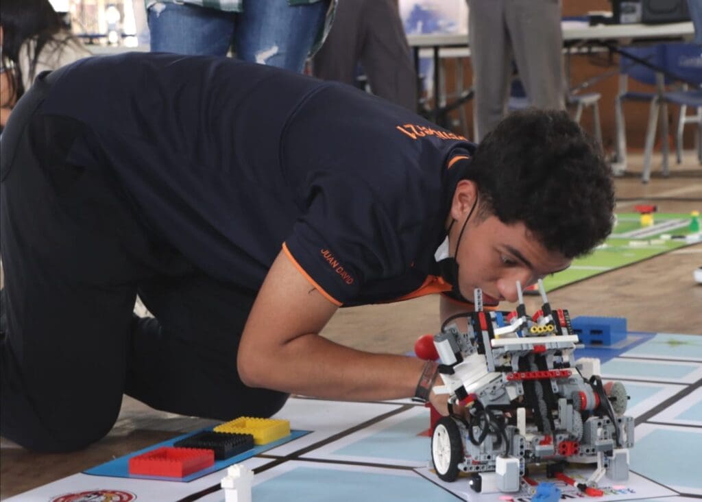 Estudiantes de Veraguas y Coclé muestran su talento en robótica - Vida Digital con Alex Neuman