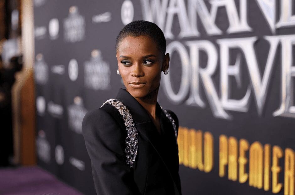 Estrellas, cineastas e invitados especiales pasaron por la alfombra púrpura en Hollywood para celebrar el estreno de Pantera Negra: Wakanda Por Siempre de Marvel Studios 47