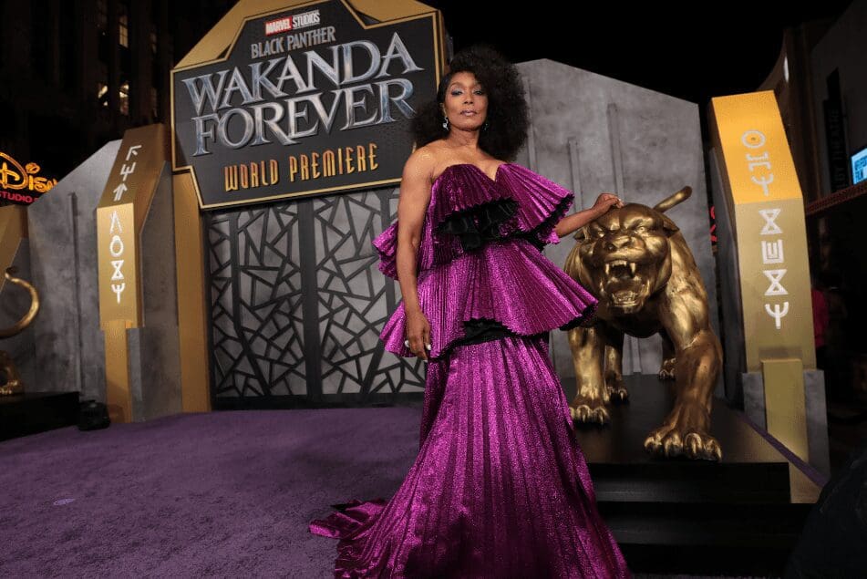 Estrellas, cineastas e invitados especiales pasaron por la alfombra púrpura en Hollywood para celebrar el estreno de Pantera Negra: Wakanda Por Siempre de Marvel Studios 43
