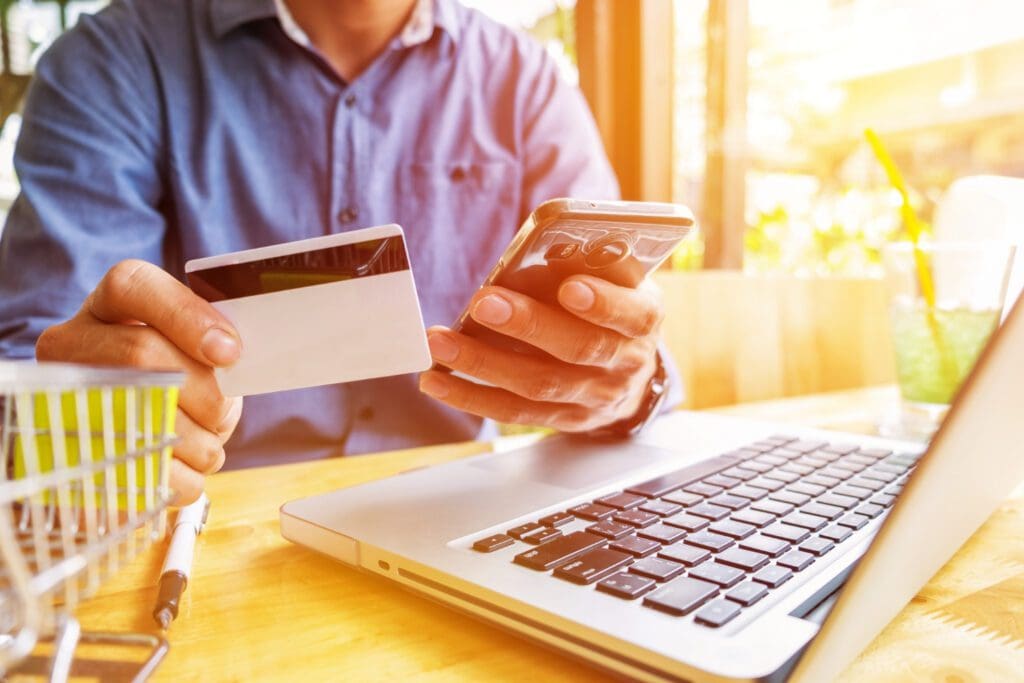 Comercio electrónico debe fijar medidas básicas de seguridad en temporada de compras - Vida Digital con Alex Neuman